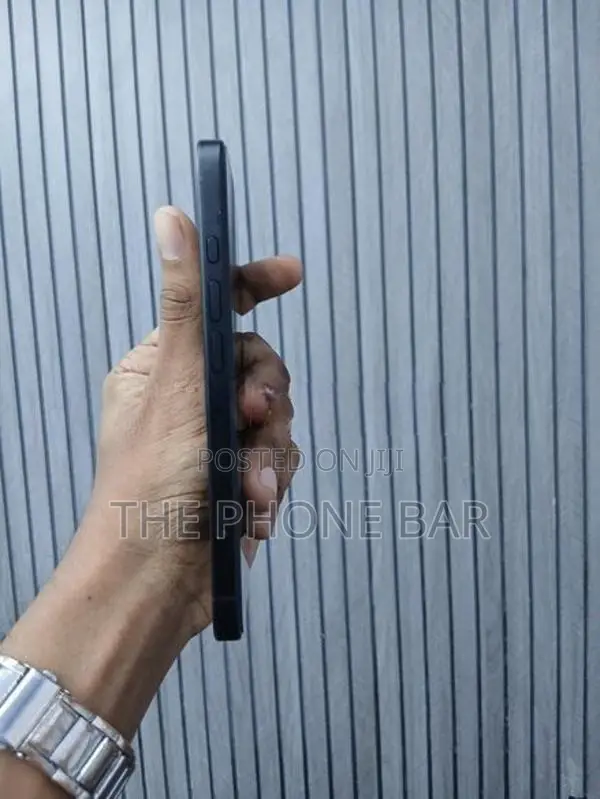 Apple iPhone 16 (Used)