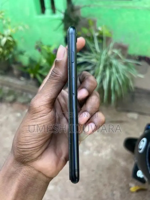 Apple iPhone SE 2 (Used)