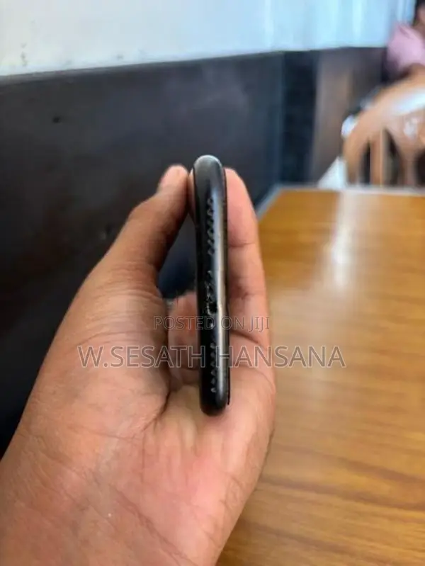 Apple iPhone SE 2 (Used)
