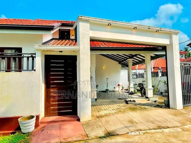 ගෙදර බඩුත් සමග විකුණන නව නිවස මීගමුව