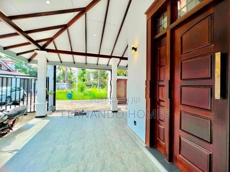 ගෙදර බඩුත් සමග විකුණන නව නිවස මීගමුව