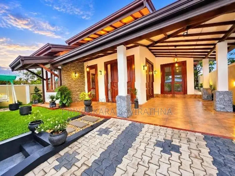 Beautiful Green Garden / Luxury House For Sale in Gonapola