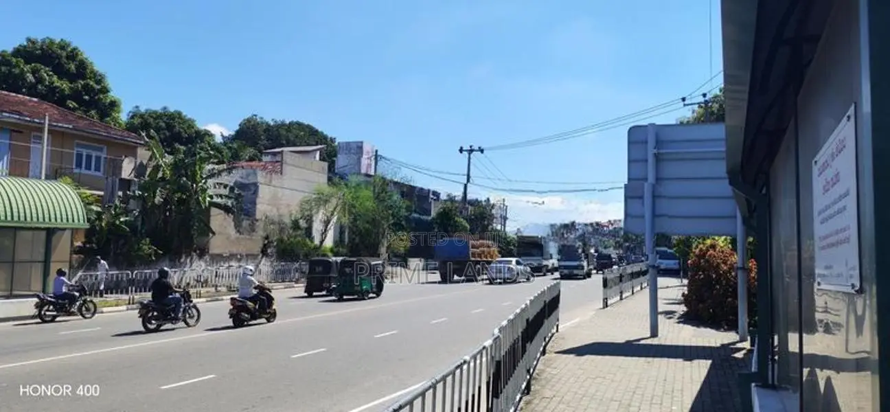 කුරුණෑගල අධිවේගී පිවිසුමට ළගින් ඉඩමක්