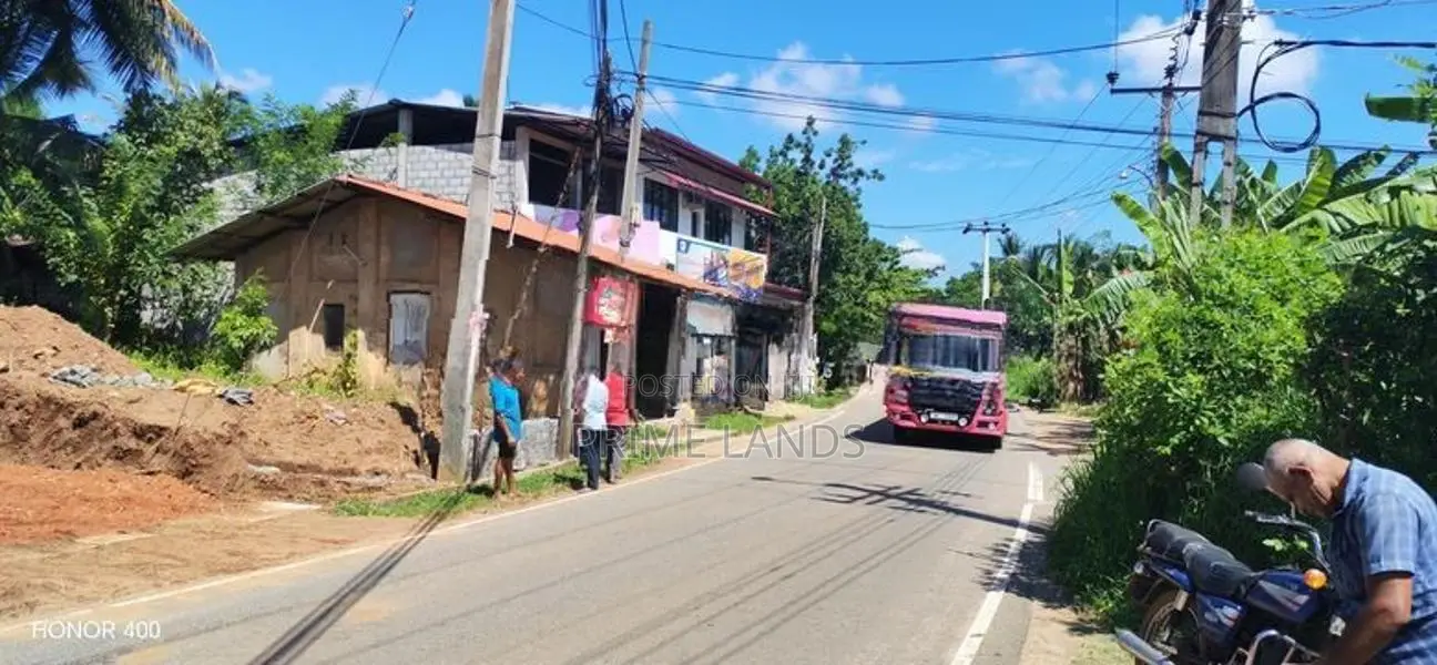 කුරුණෑගල අධිවේගී පිවිසුමට ළගින් ඉඩමක්