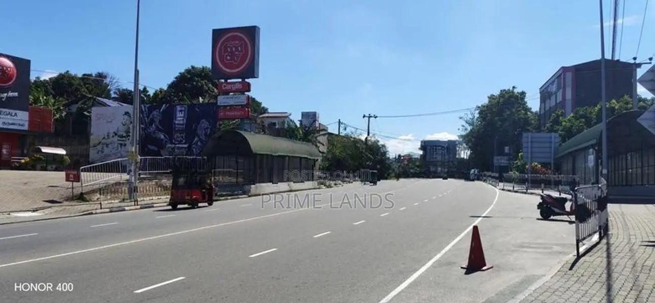 කුරුණෑගල අධිවේගී පිවිසුමට ළගින් ඉඩමක්