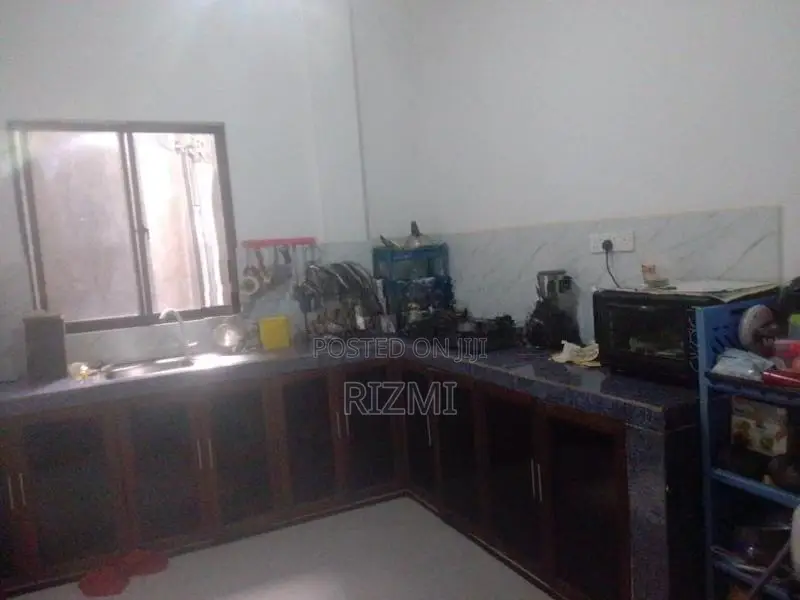 second floor 3BR with attached bathroom house for rent in kalubowila