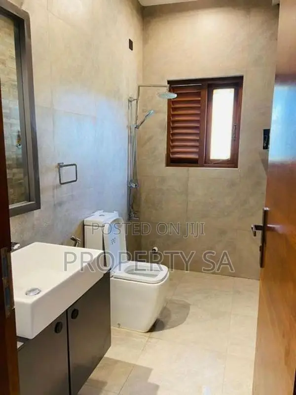 8 Bedroom Luxury House For Rent in Dehiwala with Swimming Pool