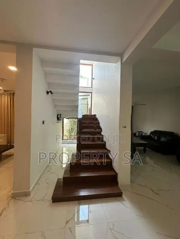 8 Bedroom Luxury House For Rent in Dehiwala with Swimming Pool