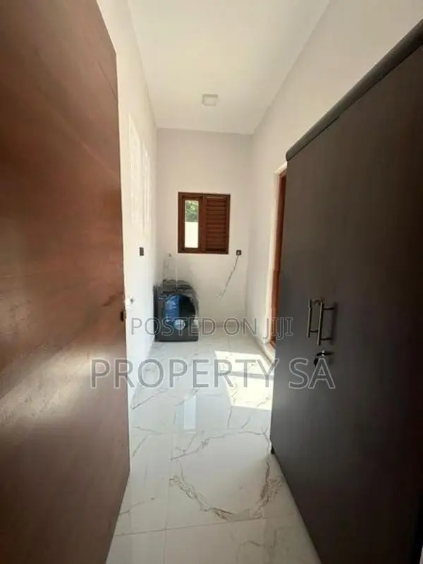8 Bedroom Luxury House For Rent in Dehiwala with Swimming Pool