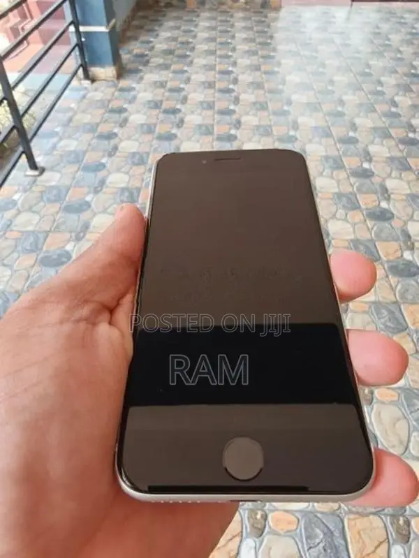 Apple iPhone SE 2 (Used)