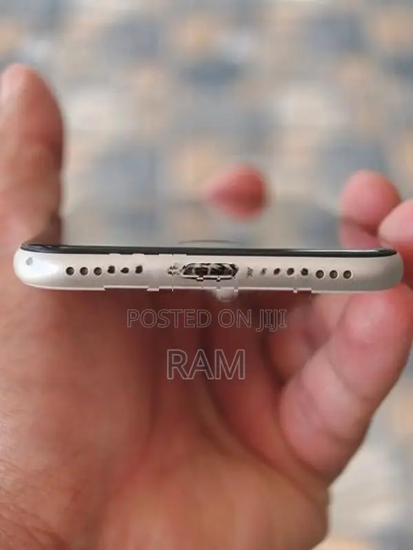 Apple iPhone SE 2 (Used)