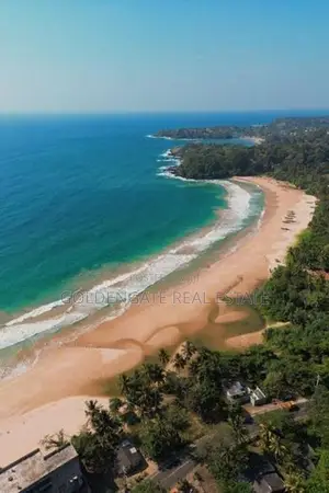 සංචාරක වෙරලට නුදුරින් බිම්කොටස්