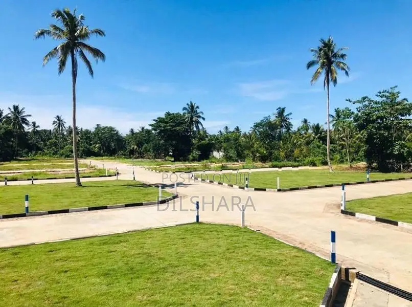 දික්වැල්ල නගරයේ හිරිකැටියට අසන්නයෙන් විලා එකකට හොඳම ඉඩම
