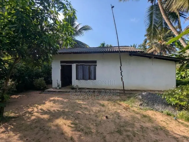 වේයන්ගොඩ බාදුරාගොඩ කාපට් පාරට මුහුණලා නිවසක්