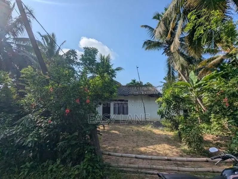 වේයන්ගොඩ බාදුරාගොඩ කාපට් පාරට මුහුණලා නිවසක්