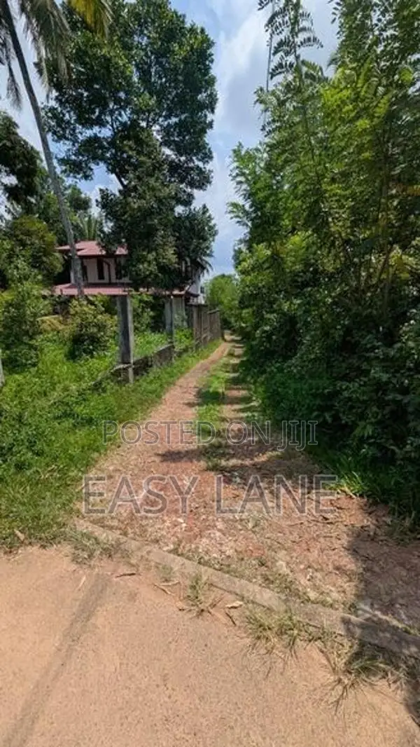 රාගම – බටුවත්ත දුම්රිය ස්ථානය අසලින් පර්චස් 6/10 ඉඩම් කොටස් 2 යි