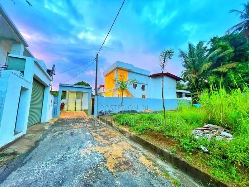 නවීන පන්නයේ අලුත්ම දෙමහල් නිවසක් විකිණීමට බස් පාර ලගින් පොල්ගස්ඕවිට