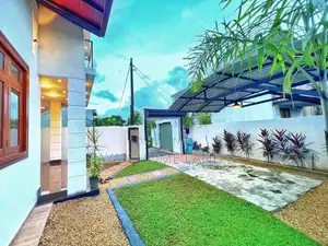 නවීන පන්නයේ අලුත්ම දෙමහල් නිවසක් විකිණීමට බස් පාර ලගින් පොල්ගස්ඕවිට