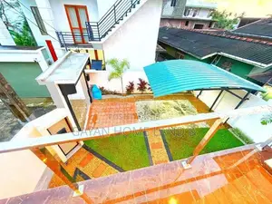 නවීන පන්නයේ අලුත්ම දෙමහල් නිවසක් විකිණීමට බස් පාර ලගින් පොල්ගස්ඕවිට
