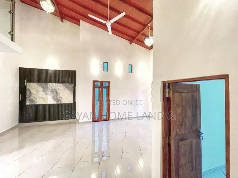 නවීන පන්නයේ අලුත්ම දෙමහල් නිවසක් විකිණීමට බස් පාර ලගින් පොල්ගස්ඕවිට