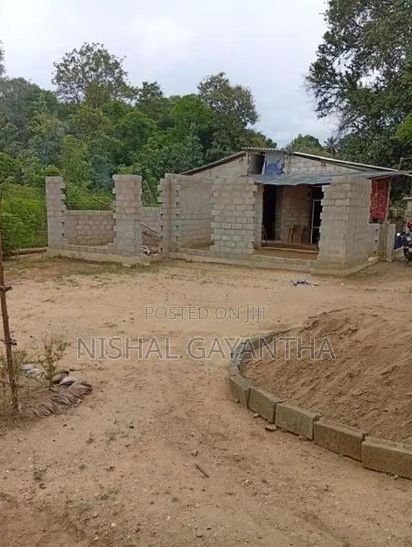 අඩක් නිමකළ නිවස සමඟ ඉඩම විකිණීමට Monaragala