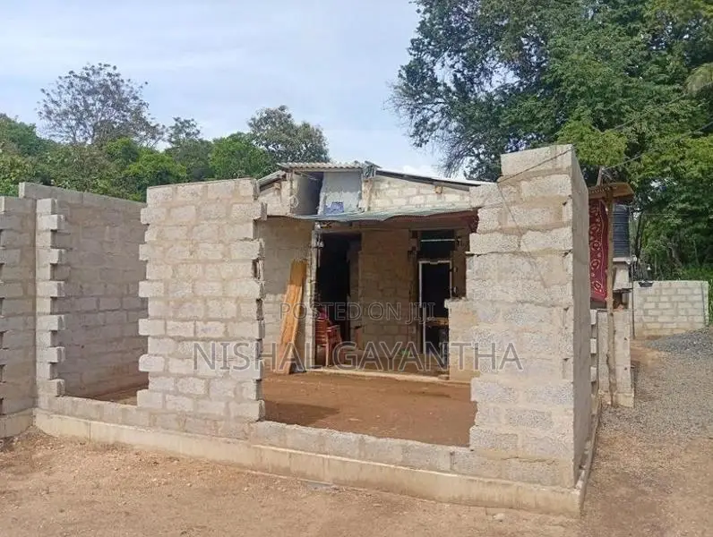 අඩක් නිමකළ නිවස සමඟ ඉඩම විකිණීමට Monaragala