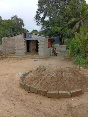 අඩක් නිමකළ නිවස සමඟ ඉඩම විකිණීමට Monaragala