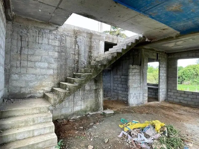 තංගල්ල – වීරකැටිය පර්චස් 16ක ඉඩමක් සමඟ අඩක් නිම කළ නිවසක්