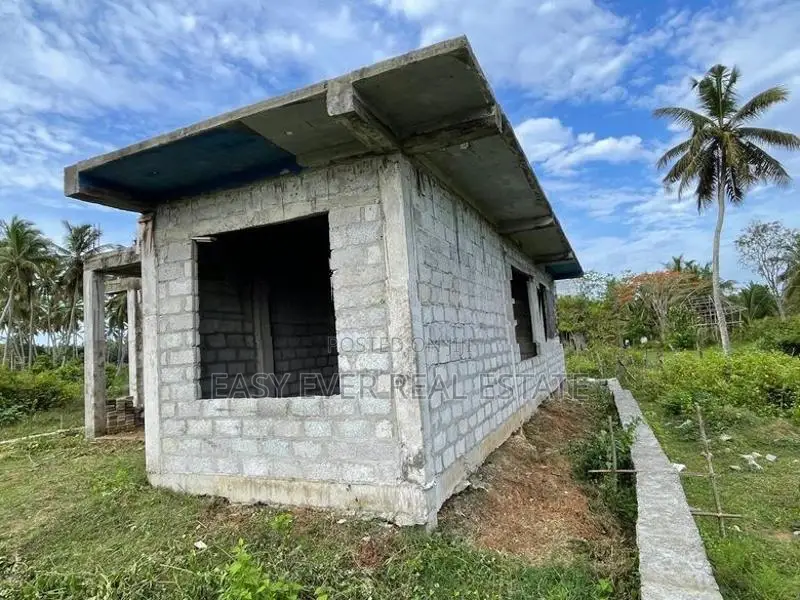 තංගල්ල – වීරකැටිය පර්චස් 16ක ඉඩමක් සමඟ අඩක් නිම කළ නිවසක්
