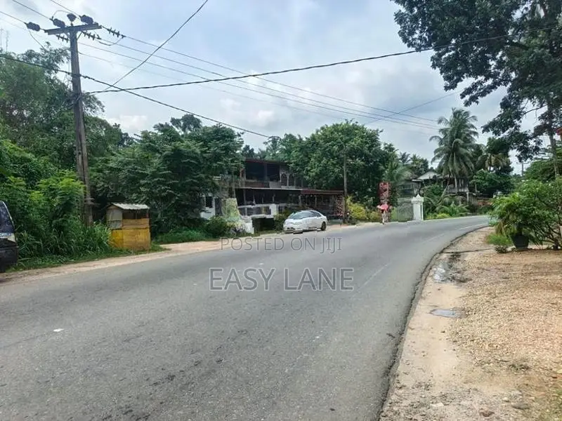 රුවන්වැල්ල නගරයෙන්ම දෙමහල් නිවසක් විකිණීමට