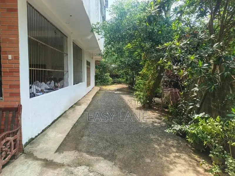 රුවන්වැල්ල නගරයෙන්ම දෙමහල් නිවසක් විකිණීමට