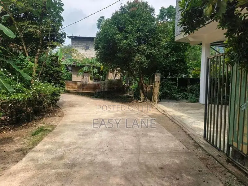 රුවන්වැල්ල නගරයෙන්ම දෙමහල් නිවසක් විකිණීමට