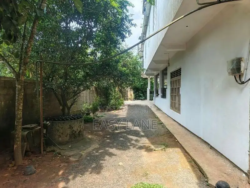 රුවන්වැල්ල නගරයෙන්ම දෙමහල් නිවසක් විකිණීමට