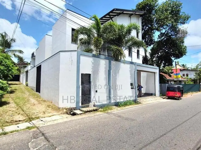 Almost Brand New Luxury House For Sale In Boralesgamuwa