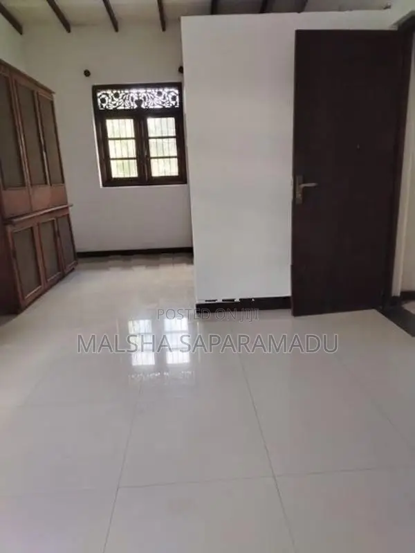 Two-Storey House | 4 Bedrooms 10 Perches Long-Term Rental Athurugiriya