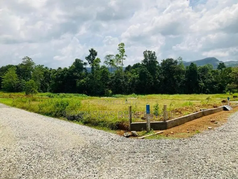 ඇහැලියගොඩින් සුන්දර නිස්කලංක ඉඩම්