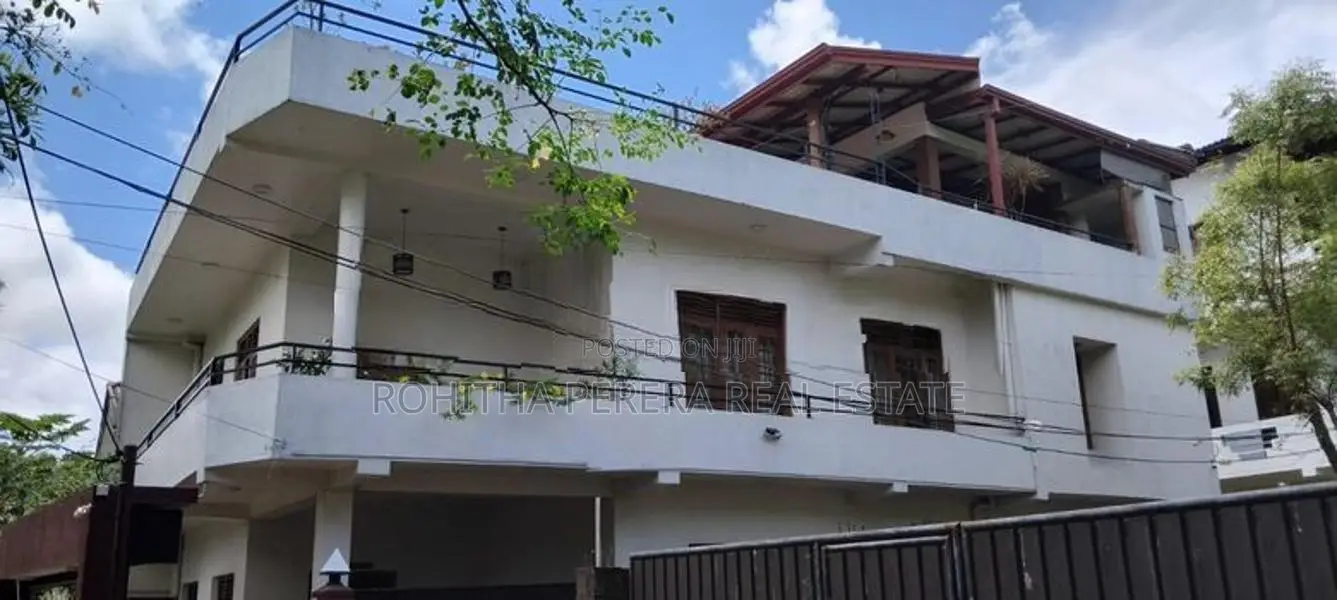 Thalapath Pitiya Kumbgaha Pokuna Rd House for Sale