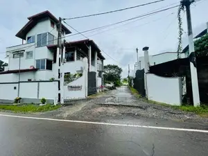 අතුරුගිරිය – කඩුවෙල පාරට ආසන්නව ඉඩම් කැබලි 2ක් ඉක්මනින් විකිණීමට
