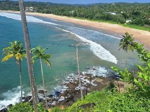 සංචාරක මුහුදු වෙරළ ලගින් ඉඩමක්