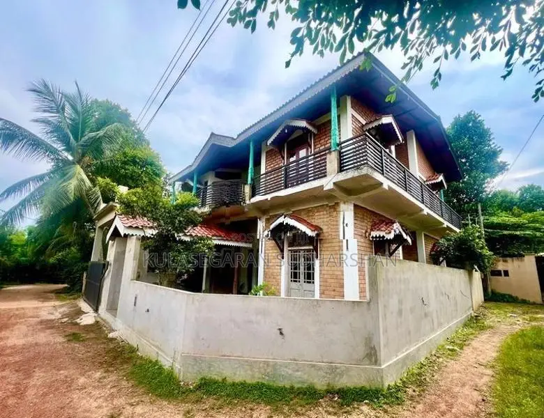 Modern Architecture with Colonial House for Sale