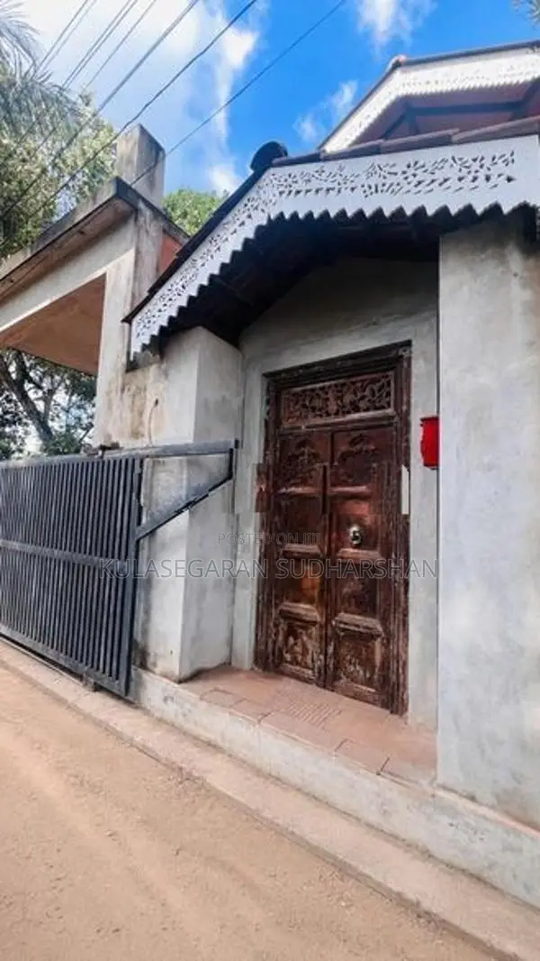 Modern Architecture with Colonial House for Sale