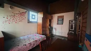 Modern Architecture with Colonial House for Sale