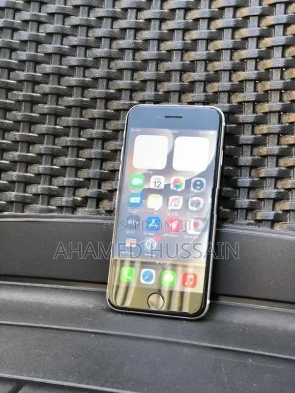 Apple iPhone SE 2 128GB (Used)