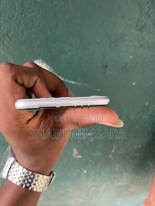 Apple iPhone SE 2 (Used)