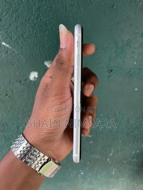 Apple iPhone SE 2 (Used)