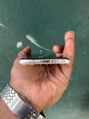 Apple iPhone SE 2 (Used)