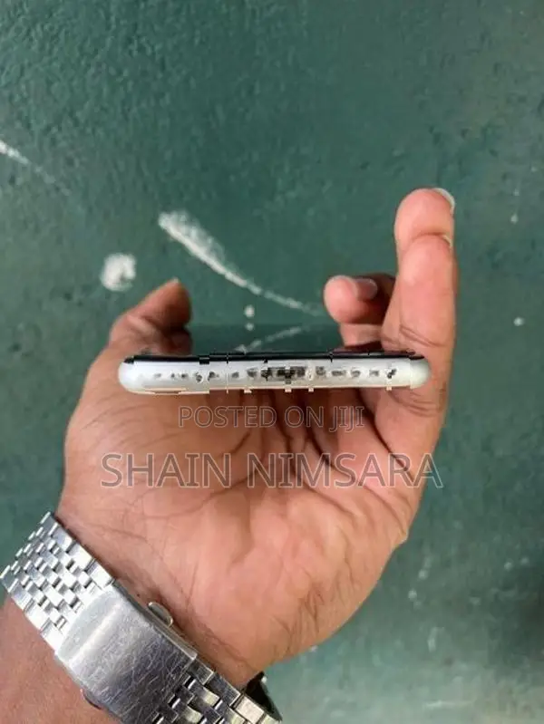 Apple iPhone SE 2 (Used)