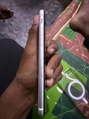 Apple iPhone SE 2 (Used)
