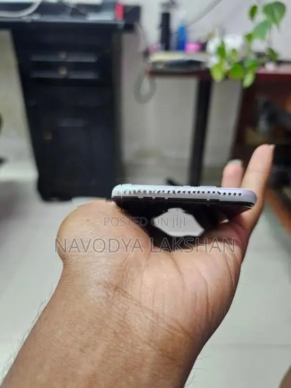 Apple iPhone SE 2 (Used)