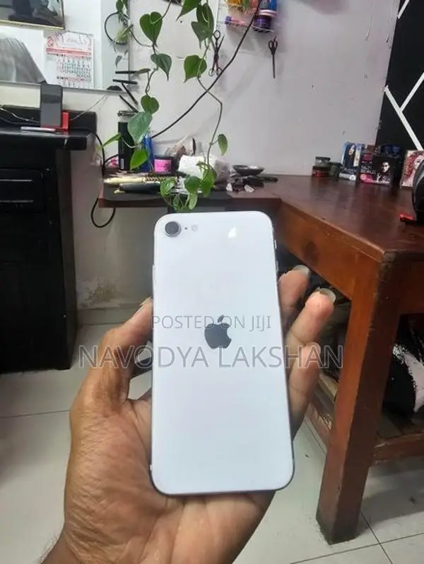 Apple iPhone SE 2 (Used)